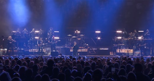 Bruce Springsteen canta “War” a Minneapolis con Tom Morello e attacca Trump