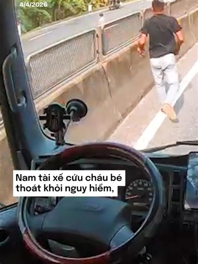 Trên đường lái xe từ TP Huế vào Đà Nẵng, anh Lý Văn Tố phát hiện bé gái 2 tuổi tự băng qua quốc lộ 1A và kịp thời chạy đến đưa cháu vào nơi an toàn. #vnexpress #vne #vnego #giaothong #taixe