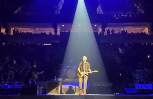 Bruce Springsteen and Tom Morello played a cover of Prince's "Purple Rain" last night in Minneapolis