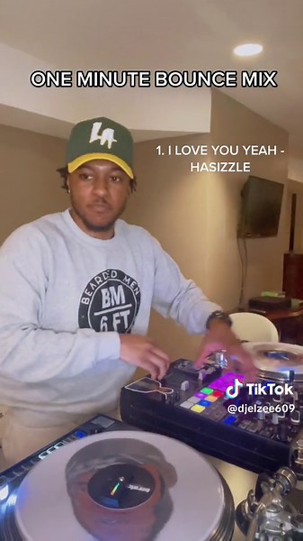 how yall acting if you hear this mix at a party? 👀 and yes i scratch with my right hand on the outside 🫠 #djmix #neworleansbounce #jersey #clubdj