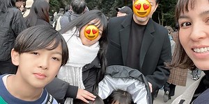 第5子妊娠中の鈴木サチ、イケメン息子ら家族集合ショット公開 夫＆娘も一緒に初詣 - モデルプレス