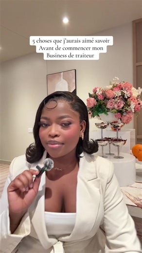 Se lancer dans le traiteur créatif, ce n’est pas seulement savoir cuisiner. C’est comprendre le coût réel de chaque événement, créer une expérience visuelle forte, organiser la logistique, et construire une marque qui attire les bons clients. Les détails font la différence. La structure fait la réussite. Si tu veux apprendre à créer des buffets élégants, des expériences visuelles et des boissons signature, rejoins mes classes en ligne ou en présentiel à Montréal