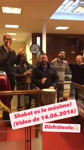 Rabino Michael Rubinstein on Instagram: "✨ La canción más linda del alma… es la canción de Shabat. No hay melodía más profunda que aquella que el alma canta cuando llega el Shabat. Es un canto que no se aprende con los oídos… se despierta desde adentro. 🎶 Kabalat Shabat no es solo una ceremonia: Es el momento en que el alma reconoce su hogar. Es el instante en que el tiempo se detiene y Dios se sienta a la mesa con nosotros. 🌒 Dejá que esta canción entre en vos. No como música de fondo… sino c
