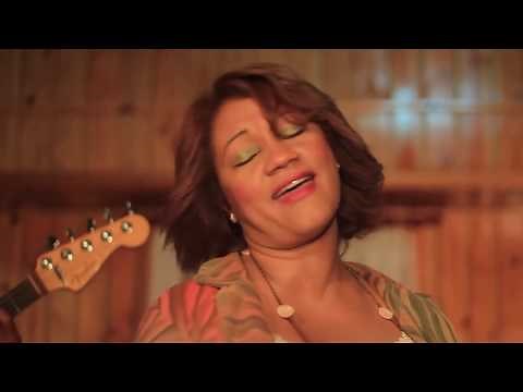 Con El Alma Doblada - Persis Melo - (Official Vídeo)