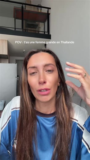 J’ai vraiment hésité à poster cette vidéo, parce que forcément, se montrer en train de chouiner sur TikTok c’est « s’afficher”, surtout que je suis « personne ». Mais au fond, j’avais vraiment besoin de partager ce que je viens de vivre, par ce que c’est grave. Pour certains, ça peut paraître drôle, futile ou anecdotique. Pour moi, ça a résonné et ça m’a vraiment blessée. Je vous jure je suis traumatisée. Toute mon adolescence, j’ai tout fait pour qu’on voie autre chose de moi que ma taille. Et 