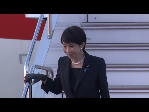 高市首相 首脳会談終え帰国　機内から出てきた時はやや疲れた表情　25日に国会で訪米報告