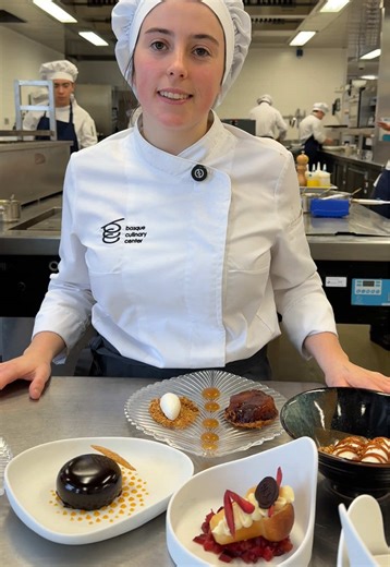 🍰 POSTRES DEL DÍA – READY 🙌 Hoy venimos dulces y sin excusas 👀✨ 🤍 Semifrío de avellana 🥃 Babá al ron con ganache de chocolate blanco 🐑 Helado de leche de oveja (cremoso nivel dios) 🍎 Tarta Tatin clásica con sorbete de limón 👉 ¿Cuál te pides primero?