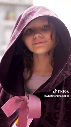 Hooded cloak tutorial…no pattern needed! #homemadecostume #halloweenideas #whatmommamakes #easypatterns #sewingtutorial