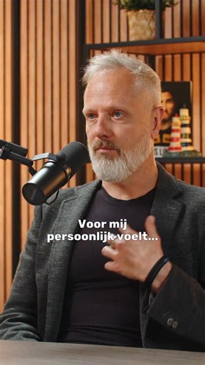 Wat is non-dualiteit voor jou? Het non-dualisme. Voor het eerst maakte ik hier kennis mee toen ik Paul Smit ontmoette. Hij legde aan mij non-dualiteit uit als: het is. Alles is precies zoals het is en het had niet anders kunnen zijn. In mijn vorige theatershow zat een verhaal over een tweeling. Twee jonge meisjes krijgen verschrikkelijk nieuws op hetzelfde moment in de exact zelfde omgeving te horen. Het ene meisje slaat op: “Wat mooi, in momenten van tegenslag dan ben je er voor elkaar.”. Het a