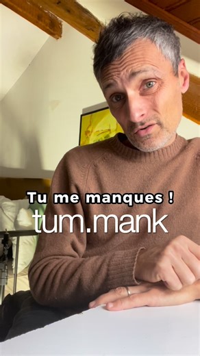 🎧 Shadowing express — 3 phrases ultra naturelles en français Répète avec moi, sans réfléchir : 👉 tu me manques → tum.mank 👉 tu reviens quand ? → tur.vyin.kan 👉 j’ t’attendrai → chta.ten.drè Travaille : • la musicalité du français • le rythme syllabique (pas d’accent tonique) • la contraction naturelle • la fluidité sans tension Si tu veux plus de petites phrases découpées comme ça, j’en ai préparé d’autres dans ma newsletter ♥️ (lien dans la bio) @prononciation_avec_christophe | Prononciatio