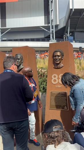 #LLDT 🧡 The moment Demaryius Thomas’ #BroncosROF pillar was unveiled: | Denver Broncos