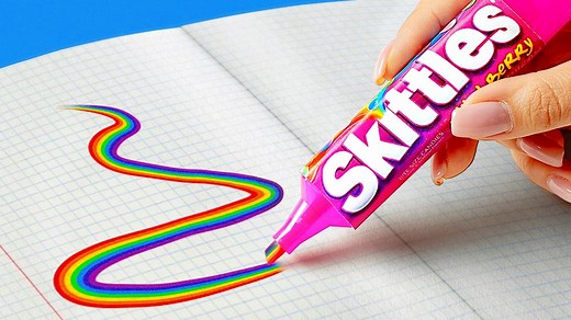 5 consejos de cómo hacer tu vida escolar más divertida Slime Sam y Su te traen un impresionante episodio sobre manualidades escolar hoy! Si eres es un estudiante de preescolar, primaria, secundaria, internado, bachillerato o incluso universidad, entonces te sorprenderás con estas geniales manualidades. Por ejemplo, un cuaderno de hecho con líquido termocrómico (lo que significa que deja huellas de dedos y palmas en la cubierta del cuaderno), un lápiz de lava caliente con líquido en el interior, 