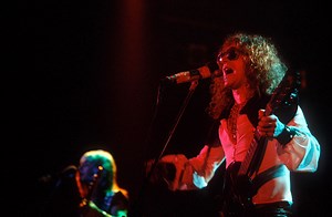 Flashback: Mott the Hoople Play a Glitzy "All the Young Dudes" in 1973
