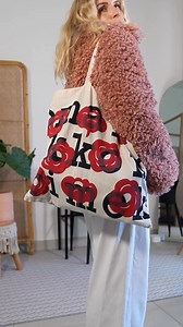 Le mauvais sac pour la tenue ou comment apporter du style sans même avoir à y penser ! Bien sûr, le tote bag doit être stylé, merci @marimekko pour le cadeau 🎁 après achat ! #totebag #sac #conseilstyle | Bien Habillée