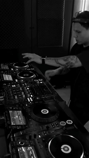 Atman on Instagram: "Acabar el año en medio del arte que tanto me ha abrigado, y otorgado una razón de ser y de conocer mi ser. Gracias música por toda bella experiencia y persona bonita que me has traído. Próximo año con le doble de proyectos ambiciones y mucho amor por la música 🖤🖤 Testing some new tracks of our latest VA on @mth.records with 4 decks 💿 #techno #bogota #technobogota #pionnerdj #alphatheta"