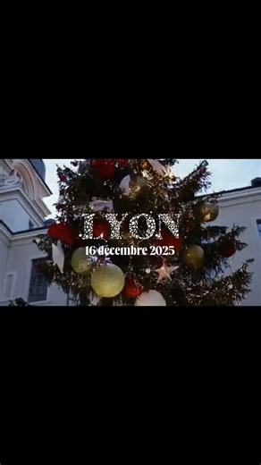 Gala Elora - Édition 2025 ✨ ❄️Quand l’hiver s’installe à Lyon, la ville se remplit d’une douceur toute particulière. Les lumières se reflètent sur les façades dorées, les quais scintillent comme des rubans lumineux, et les ruelles du Vieux Lyon semblent raconter des histoires à chaque pas. 🎄Dans les marchés d’hiver, les parfums de pralines chaudes, de chocolat fondant et d’épices sucrées se mêlent aux rires, aux discussions, aux retrouvailles. Les illuminations dessinent des silhouettes magique