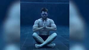 Chris Hemsworth distracted by his kids as he holds breath underwater