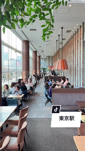 BLUENOTEが手がけるフレンチダイニングがコスパ崩壊だった… 【レゾナンス / resonance】 ▷ 和豚もちぶたのローストポーク ロメスコソース 2,200円（税込） ▷ ペスト・アッラ・トラパネーゼのパスタ（リングイネ） 2,090円（税込） ▷キャラメルバスクチーズケーキ ミルクソルベ 1,500円 ▷和栗のモンブラン 1,700円 ここ実は… BLUE NOTEが手がけるフレンチダイニングで、20周年を迎えてリニューアルオープンしてる！ 大きな窓から自然光が差し込んで、丸の内らしい都会感と落ち着きがちょうどよく混ざった雰囲気が特徴👍 ランチで頼んだ和豚もちぶたのローストポークは、しっかり厚みがあるのに驚くほどやわらかい😳 噛むたびに豚の旨みが広がって、赤パプリカやトマト、ナッツを使ったロメスコソースがいいアクセント。 酸味とコクのバランスがよくて、最後まで重くならずに食べられるのがポイント👍 ペスト・アッラ・トラパネーゼのパスタは、バジルの香りにトマトの爽やかさ、アーモンドのナッティさが重なった奥行きある味わい😊 リングイネのもちっとした食感とも相性よくて、パス