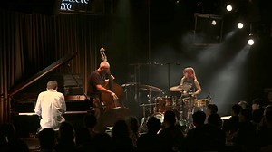 連日素晴らしいステージが続くアヴィシャイ・コーエン・トリオ公演。ブルーノート東京公演は残り3日間(4.15 mon., 4.16 tue., 4.19 fri.)、さらに4/20(土)には高崎芸術劇場でも公演が開催されます。ガイ・モスコヴィッチ(p)、ロニ・カスピ(ds)という気鋭メンバーと繰り広げる白熱のステージをどうぞお見逃しなく。 AVISHAI COHEN TRIO 4.13 sat., 4.14 sun., 4.15 mon., 4.16 tue., 4.19 fri. ブルーノート東京 https://www.bluenote.co.jp/jp/artists/avishai-cohen/ 4.20 sat. 高崎芸術劇場 スタジオシアター ～ “Avishai Birthday Celebration Show 2024” https://www.takasaki-foundation.or.jp/theatre/concert_detail.php?key=1375 | BLUE NOTE TOKYO