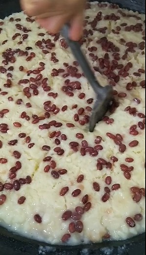 Nian gao, traditionally made from glutinous rice flour, is a favorite Chinese dish enjoyed especially during the Spring Festival, because nian gao is a homonym for "higher year," meaning "a more prosperous year." Northeast style nian gao, one of the most popular forms of nian gao in northern China, is made with beans and sticky sorghum. Join our Spring Festival Food Challenge: Watch the video to learn how to make northeast style nian gao and then share your nian gao-making experiences on Faceboo