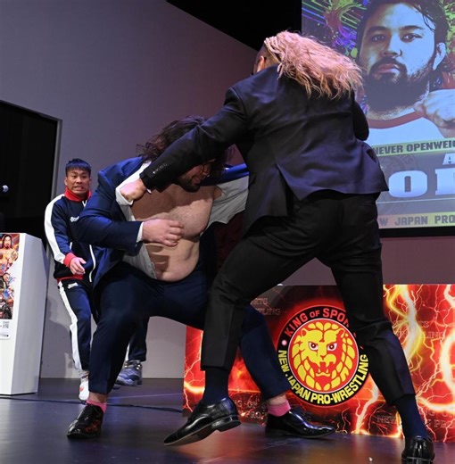 シャツのボタンがステージ上に散乱　ウルフアロンをＥＶＩＬが襲撃、乱闘【１・４デビュー戦前日会見】負けたら丸刈り＆柔道着禁止マッチに/デイリースポーツ online