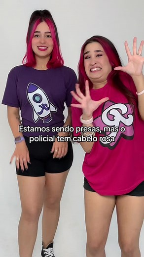 Unindo a Dança com o Inusitado: Emily Vick Dançando com o Policial de Cabelo Rosa