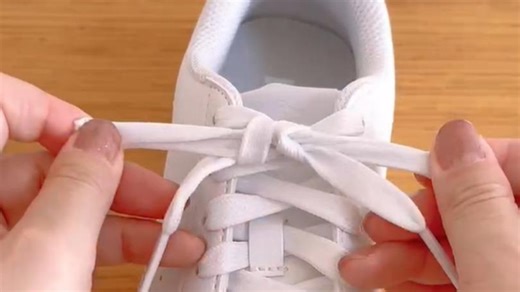 【お散歩でのちょっと待ってが減るかも】毎回結ばなくてOKほどけにくい靴紐の結び方「すぐやり方変えた」（ボム）