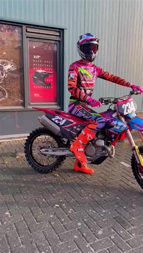 Who is ready for the weekend✊ fresh kit 🔥 #mxgear #custommade #motocross #stretch #chooseyourcolors #dirtbike @Pol motors @Alex van der Veen For more info contact us: www.no-escaperacing.com