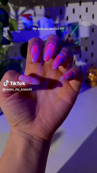 Glow in the Dark Nails Inspiration from Tron Legacy