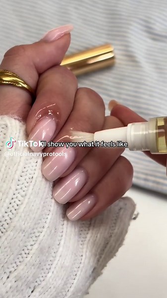 Hydrated Cuticles: Your Essential Cuticle Oil Guide