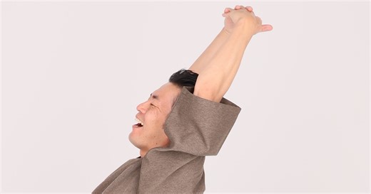 ごぼう先生が動画で解説！「50代からの不調解消体操」【睡眠の質改善 朝のバンザイランジ】｜介護界のアイドル | 女性自身