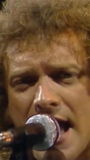 Throwing it back to 1982 with a live performance of “Break It Up” from ‘4’ ‘FOREIGNER 4 DELUXE’ featuring newly remastered audio, live recordings from the 1981 and 1982 world tour, instrumental versions, remixes, and five previously unreleased tracks from the original band members is out September 12 and available for pre-order now: https://Foreigner.lnk.to/for4 | Foreigner