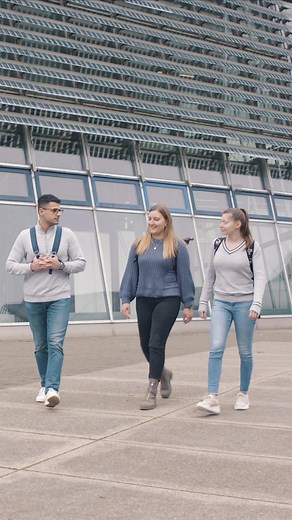 Tag der offenen Tür – das volle Programm! 😍 Am 13. Mai 2023, 10 -15 Uhr am Campus Esslingen-Stadtmitte, Kanalstraße 33. 🎓 Du weißt noch nicht, was und ob Du studieren willst? Dann komm zum Tag der offenen Tür der Hochschule Esslingen! Das vielfältige Programm lockt: Die Labore sind die ganze Zeit über geöffnet 🔬 und zu jeder vollen Stunde finden Laborvorführungen statt. Werfe einen Blick hinter die Kulissen. 👀 Mach dich schlau, hol Dir eine Studienberatung an den Infoständen. 🎓📚 Aus allen 