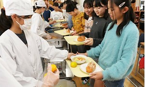 給食から「揚げパン」が消える？　パン業者の相次ぐ「撤退」の背景に「給食費無償化」と厳しすぎる「縛り」 | AERA DIGITAL（アエラデジタル） | AERA DIGITAL（アエラデジタル）