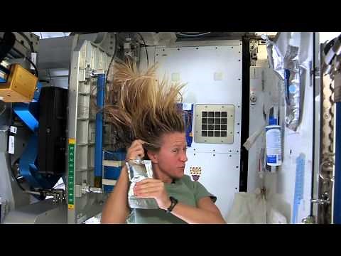 Karen Nyberg Shows How You Wash Hair in Space
