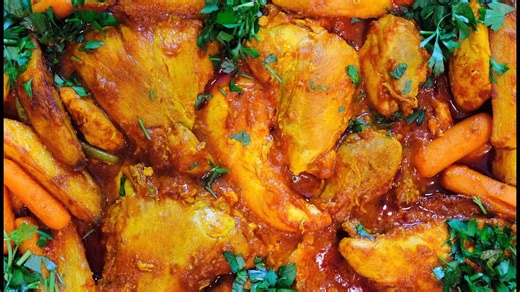 Hearty red chicken stew: Classic family recipe for any occasion