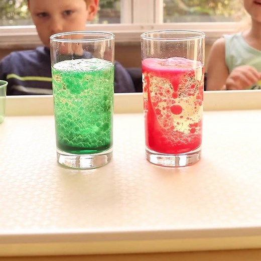 These Christmas science experiments will add lots of fun and excitement to the holiday season! SEE THEM ALL HERE >>> https://mominspiredlife.com/10-christmas-science-experiments-preschoolers/ | Fun Learning Activities for Kids